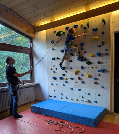 Timo klettert gesichert